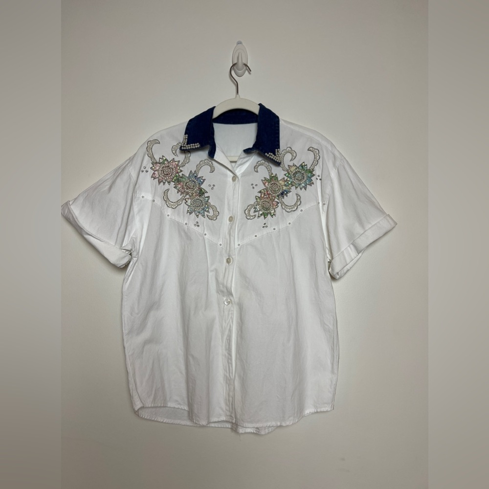 Women’s detailed vintage button up